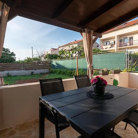 Apartman Plantak, Novo, Wi-fi, Terasa, Parking * Zára
