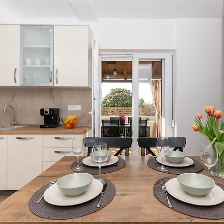 Apartman Plantak, Novo, Wi-fi, Terasa, Parking Apartman Zára