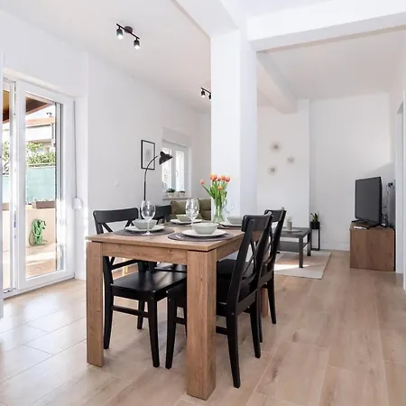 Appartement Apartman Plantak, Novo, Wi-fi, Terasa, Parking